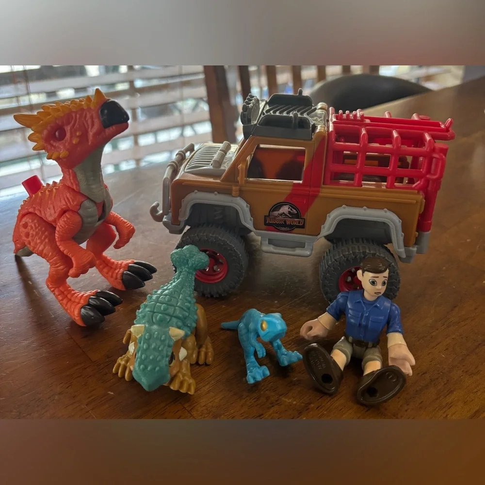 Fisher price Imaginext Jurassic World Dinosaur Camp Cretaceous Runaway Dinos Car